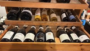 Une image contenant vin, intérieur, Bouteille en verre, boisson

Le contenu généré par l’IA peut être incorrect.