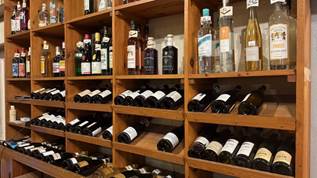 Une image contenant intérieur, Bouteille en verre, Magasin de spiritueux, étagère

Le contenu généré par l’IA peut être incorrect.