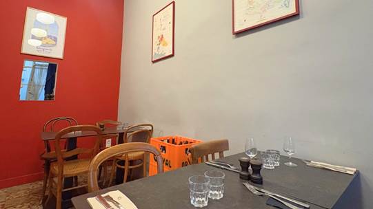 Une image contenant mur, intérieur, meubles, table

Le contenu généré par l’IA peut être incorrect.