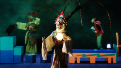 L’Éventail de fer au TNG : une oeuvre-monde