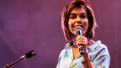 Laurie Peret : une tornade divertissante sans fausse note à Lyon