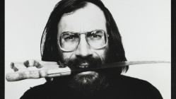 Avec Encore lui ! , le MAC dresse un portrait agit&eacute; de Jean-Claude Guillaumon