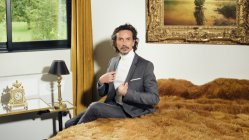 Arnaud Tsam&egrave;re au Radiant : l&rsquo;absurde en cinqui&egrave;me vitesse