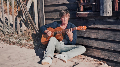 Thomas Dutronc &agrave; Lyon : la guitare manouche revisite le jazz avec swing et humour