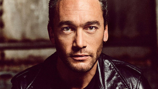 Jean-Baptiste Gu&eacute;gan &agrave; Lyon : la voix qui prolonge l&rsquo;h&eacute;ritage de Johnny