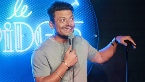 Kev Adams r&eacute;unit ses potes au Th&eacute;&acirc;tre &agrave; l'Ouest pour un show stand-up sans r&egrave;gles