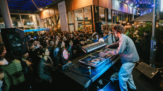 Le coup d'envoi de l'été donné par Confluence à Lyon : DJ sets, shows, bars éphémères au programme ! Le coup d'envoi de l'été donné par Confluence à Lyon : DJ sets, shows, bars éphémères au programme !