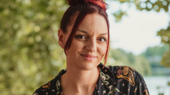 Laura Calu au Radiant : “Je voulais qu’on accepte d’être un peu des merdes” Laura Calu au Radiant : “Je voulais qu’on accepte d’être un peu des merdes”