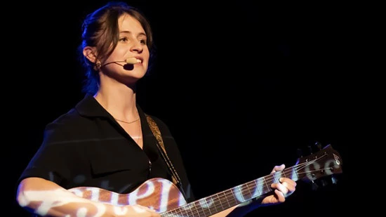 Une docteure en physique quantique qui fait du stand-up ? C&eacute;lia Pelluet vise les &eacute;toiles &agrave; Lyon