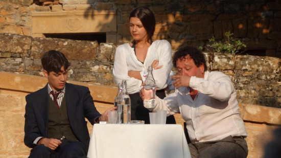 Un mariage, trois personnages et des querelles absurdes : Tchekhov en plein air &agrave; D&eacute;cines