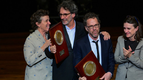 Festival Lumi&egrave;re &agrave; Lyon : les fr&egrave;res Coen &eacute;mus aux larmes en recevant leur Prix Lumi&egrave;re devant 3000 spectateurs